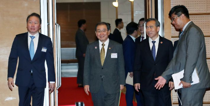 최태원 대한상의 회장(왼쪽)과 도쿠라 마사카즈 경단련 회장(가운데), 런훙빈 CCPIT 회장(오른쪽)이 간담회장으로 입장하고 있다. 대한상공회의소 제공