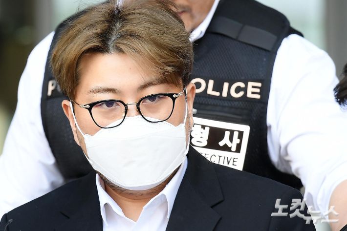 도로교통법 위반(사고후 미조치)과 특정범죄가중처벌법상 도주치상 및 위험운전치상, 범인도피 방조 혐의로 구속된 가수 김호중이 31일 오전 검찰에 송치돼 서울강남경찰서에서 구치소로 이감되고 있다. 박종민 기자
