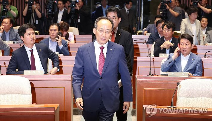 (서울=연합뉴스) 김주형 기자 = 국민의힘 추경호 원내대표가 14일 오전 국회에서 열린 의회정치 원상복구 의원총회에 참석하고 있다. 2024.6.14 kjhpress@yna.co.kr 연합뉴스