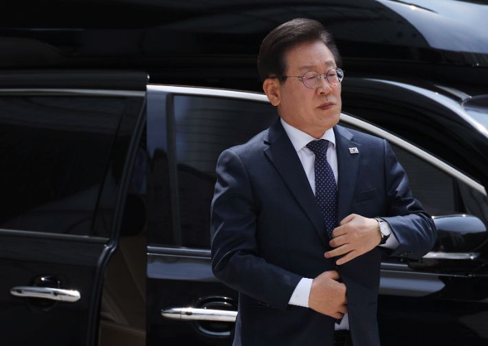 법정 출석한 이재명     (서울=연합뉴스) 신준희 기자 = 더불어민주당 이재명 대표가 14일 서울 서초동 서울중앙지법에서 열리는 공직선거법 관련 재판에 출석하고 있다. 2024.6.14     hama@yna.co.kr (끝)   연합뉴스