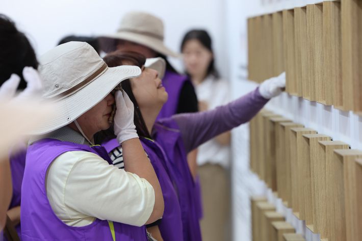 16일 오후 서울 중구 을지로 1가 부림빌딩에 마련된 10·29 이태원 참사 기억·소통공간 '별들의 집'에서 유가족들이 영정을 보며 슬퍼하고 있다.  이날 분향소는 서울광장에서 을지로 1가 부림빌딩 1층 실내로 이전했다. 연합뉴스