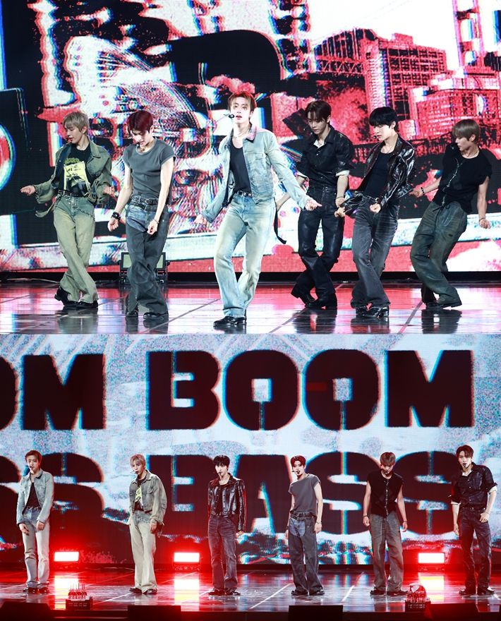 라이즈가 타이틀곡 '붐 붐 베이스' 무대를 하는 모습. 연합뉴스