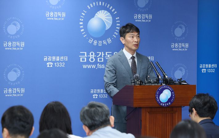 이복현 금감원장, 상법 개정 이슈 브리핑. 연합뉴스