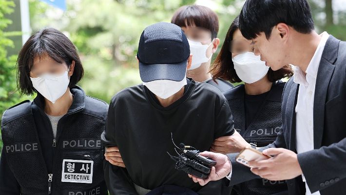 아동학대 범죄의 처벌 등에 관한 특례법상 아동학대살 혐의로 구속기소된 기쁜소식선교회 신도 D(54·여)씨가 지난달 18일 인천 미추홀구 인천지법에서 열린 구속 전 피의자심문(영장실질심사)에 출석하는 모습. 연합뉴스