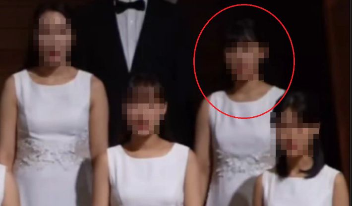 지난해 7월 기쁜소식선교회가 운영하는 유튜브 채널에 올라온 영상 화면 캡처. 이 영상은 기쁜소식선교회가 운영하는 그라시아스합창단이 지난해 7월 8일 강원도 평창에서 연 공연 모습이다. 빨간 원이 C양. 유튜브 캡처