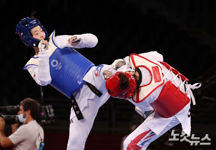2021년 도쿄올림픽 67kg 초과급 여자 태권도 준결승전에서 이다빈이 발차기 공격을 하고 있다.