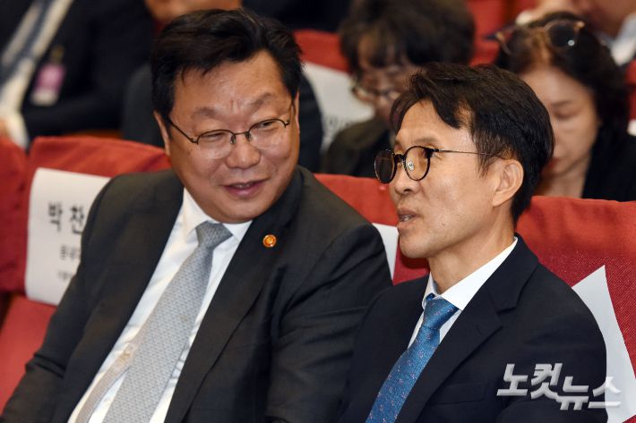 26일 서울 여의도 국회 의원회관에서 열린 CBS주최 2024 대한민국 인구포럼에서 저출산 고령사회위원회 주형환 부위원장과 김진오 CBS사장이 대화를 하고 있다. 윤창원 기자