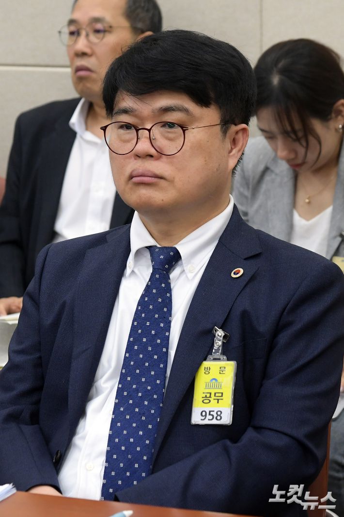 26일 서울 여의도 국회에서 열린 보건복지위원회 전체회의 '의료계 비상상황 관련 청문회'에 임현택 대한의사협회장이 참고인으로 출석해 있다. 윤창원 기자