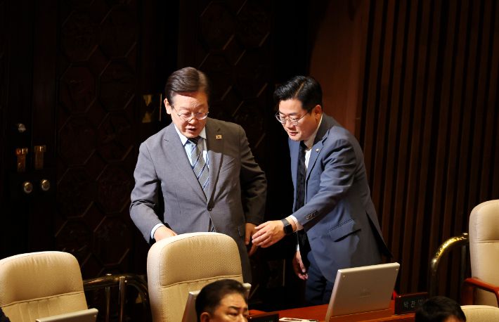 '이쪽으로 가시죠'     (서울=연합뉴스) 김주형 기자 = 더불어민주당 이재명 전 대표(왼쪽)가 27일 국회부의장, 상임위원장 선거 투표 등을 하는 국회 본회의장을 찾아 박찬대 당대표 직무대행 겸 원내대표의 안내를 받고 있다. 2024.6.27     kjhpress@yna.co.kr (끝)   연합뉴스