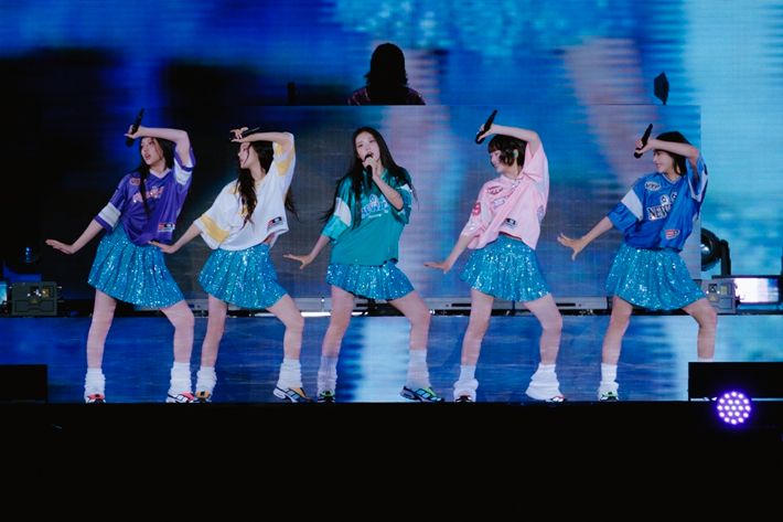 뉴진스는 이날 총 22곡의 무대를 선보였다. 어도어 제공