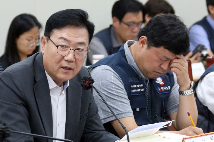 최저임금위원회 사용자위원 운영위원인 류기정 경총 전무(왼쪽)가 9일 오후 정부세종청사 최저임금위원회에서 열린 제9차 전원회의에서 발언하고 있다. 연합뉴스