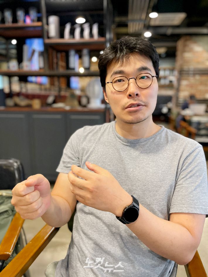 노컷뉴스와 인터뷰하고 있는 '뼈왕' 유성연 작가. 김민수 기자