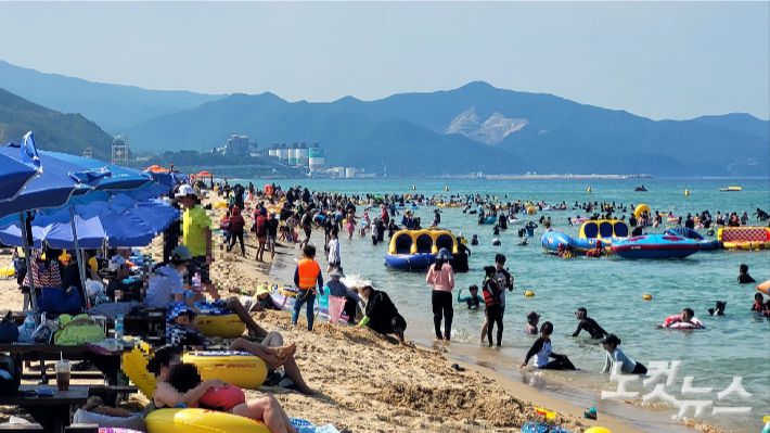 주말인 3일 동해 망상해수욕장을 찾은 피서객들이 물놀이를 즐기며 더위를 식히고 있다. 전영래 기자