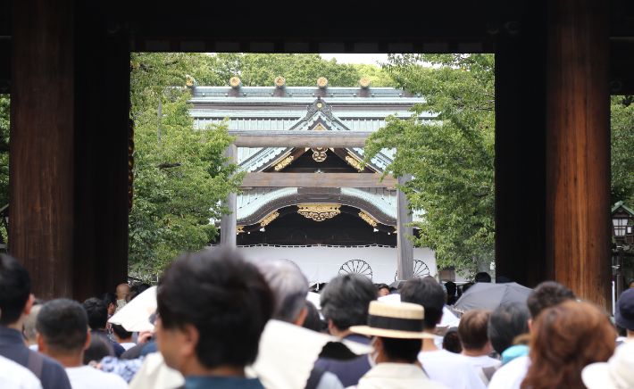일본 패전일인 15일 태평양전쟁 A급 전범이 합사된 도쿄 지요다구 야스쿠니신사에서 사람들이 참배 순서를 기다리며 서 있다. 연합뉴스