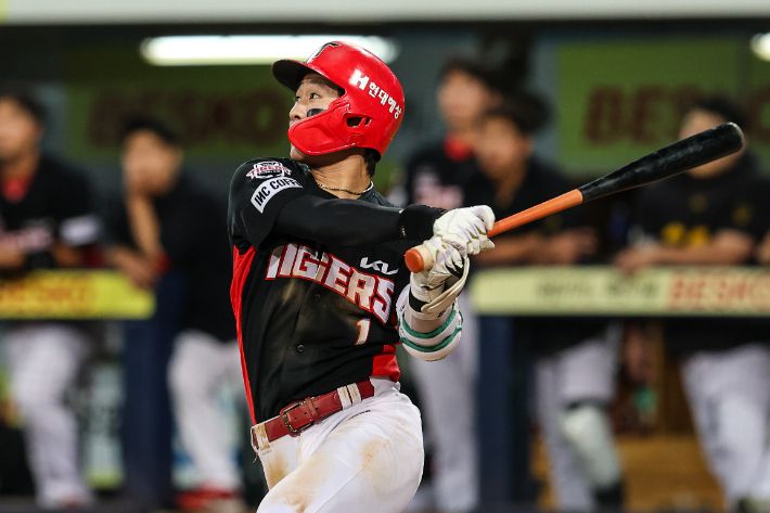 박찬호가 8월 31일 삼성과 원정에서 6회초 동점 2타점 적시타를 때려내는 모습. KIA