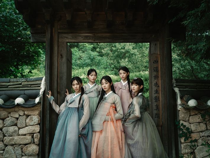 그룹 뉴진스의 추석 한복 화보. 뉴진스 공식 트위터
