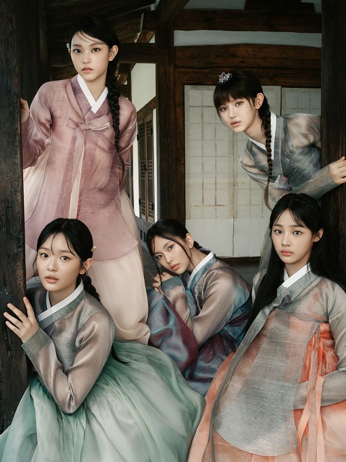 그룹 뉴진스의 추석 한복 화보. 뉴진스 공식 트위터