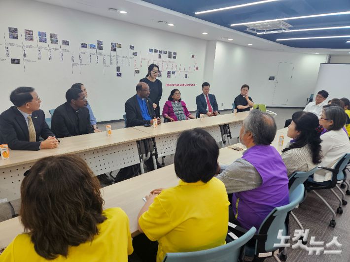 WCC 대표단은 이태원 참사 유가족들과 세월호 참사 유가족들의 이야기를 경청하는 시간을 가졌다. 제리 필레이 총무는 진상규명을 위해 정부가 적극나서야 한다고 주장하고 참사의 진상규명을 위해 함께 기도했다. 송주열 기자