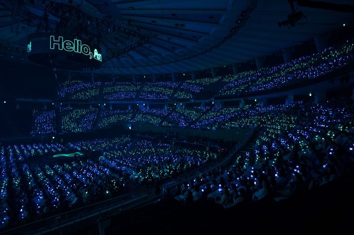 플레이브 공연에선 화려한 응원봉 제어 기술이 끊임없이 등장했다. 블래스트 제공