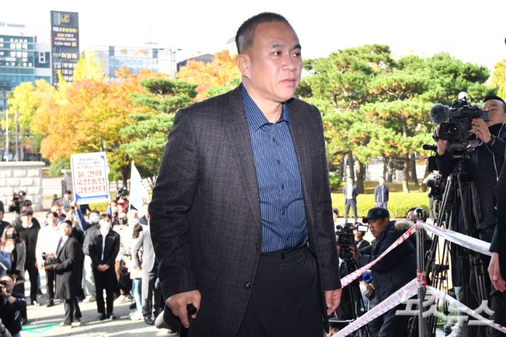 김건희 여사 공천 개입 의혹의 핵심 인물인 명태균 씨가 8일 오전 경남 창원시 창원지방검찰청에 피의자 신분으로 출석하고 있다. 창원=류영주 기자