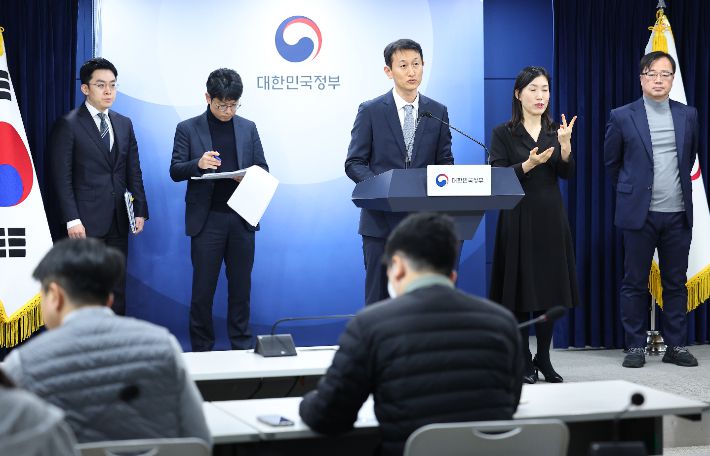 저출산고령사회위원회 임형철 사무처장이 3일 오전 정부서울청사에서 제6차 인구비상대책회의 사전 브리핑을 하고 있다. 정부는 이날 오후 회의를 통해 가족 친화적 공항 조성방안, 이른둥이 맞춤형 지원대책, 저출생대책 이행점검결과 및 성과지표, 인구 위기 대응 T/F 운영 등에 대해 논의했다. 연합뉴스