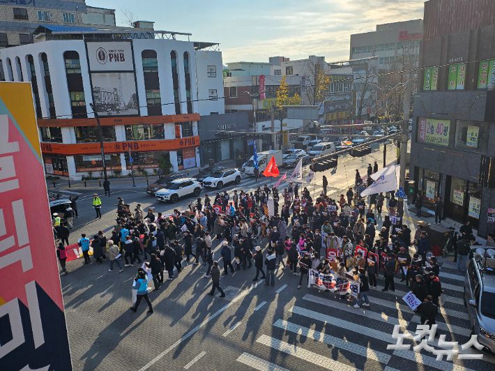 윤석열퇴진 전북운동본부가 4일 전주시 완산구 경원동 충경로사거리에서 집회를 열고 "내란 범죄자 윤석열 대통령을 구속해야 한다"며 윤 대통령의 퇴진을 촉구했다. 김대한 기자