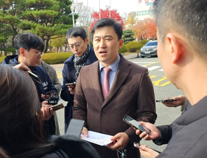 명태균 씨 옥중 메시지 전하는 명씨 변호인. 연합뉴스