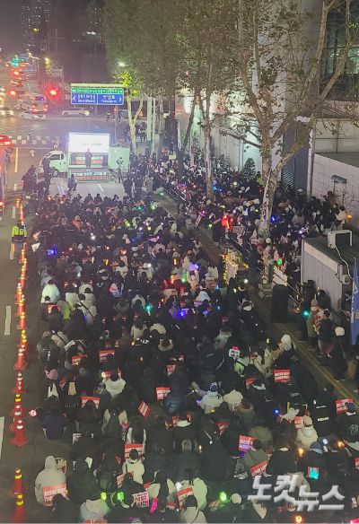 9일 인천 남동구 구월동 롯데백화점 인천점 앞에서 열린 '윤석열 대통령 퇴진 촉구 인천 촛불집회' 모습. 주영민 기자