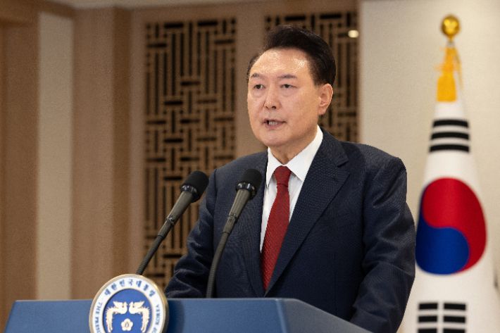 윤석열 대통령이 12일 용산 대통령실에서 대국민 담화를 하고 있다. 연합뉴스