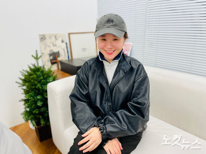 인터뷰 중인 강여름 작가. 김민수 기자