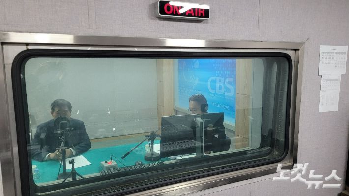 왼쪽부터 이재영 증평군수, 김종현 앵커. 충북CBS