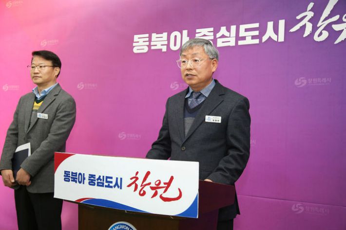 최명한 창원시 농업기술센터 소장이 14일 창원시청 프레스센터에서 동물보호단체의 유기동물 안락사 반대 기자회견에 대해 해명하고 있다. 창원시 제공