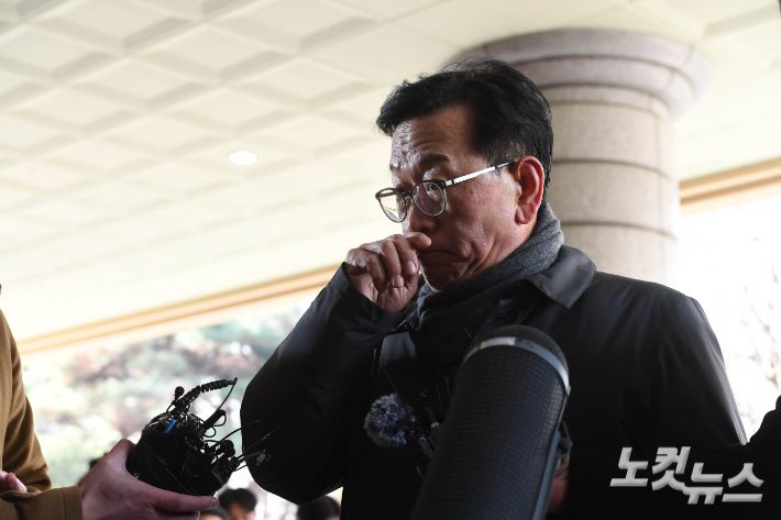 내란 수괴와 직권남용 등의 혐의를 받는 윤석열 대통령의 구속 전 피의자 심문(영장실질심사)이 열리는 18일 서울 마포구 서부지법에 윤 대통령 측 석동현 변호사가 들어서며 입장을 밝히고 있다. 황진환 기자