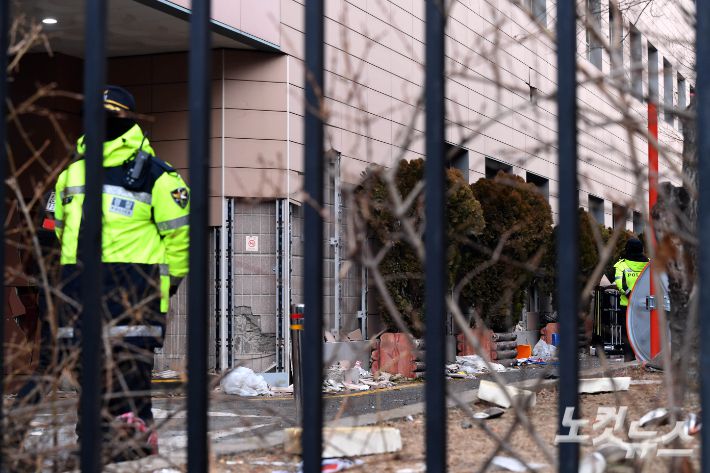 19일 오전 서울 마포구 서울서부지방법원에 윤석열 대통령에 대한 구속영장 발부 소식에 격분한 윤 대통령 지지자들이 난입해 현판, 건물 벽면, 유리창 등을 파손한 흔적이 남아 있다. 황진환 기자