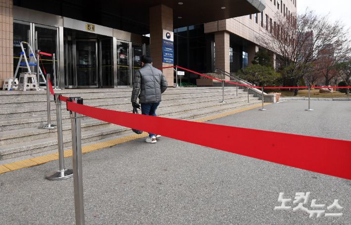 고위공직자범죄수사처(공수처)가 19일 구속된 윤석열 대통령에게 당일 조사를 위해 오후 2시에 출석하라고 요구했지만, 윤 대통령 변호인은 공수처에 조사 불응 의사를 전달했다. 사진은 이날 오후 과천정부청사 공수처에 앞 포토라인 모습. 과천=황진환 기자