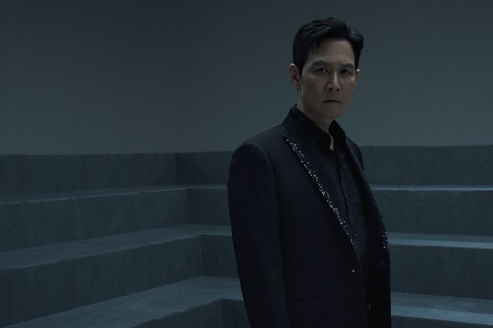 이정재는 "5인6각 경기에서 얼마만큼 감정을 표현할지 고민했다"며 "감독님이 협력을 통해 해냈다는 기쁨의 감정을 끌어올리기를 원하셨다. 후에 서로를 적으로 둬야 하는 모습을 극대화하는 과정에서 꼭 필요한 장면이었을 것"이라고 말했다. 넷플릭스 제공