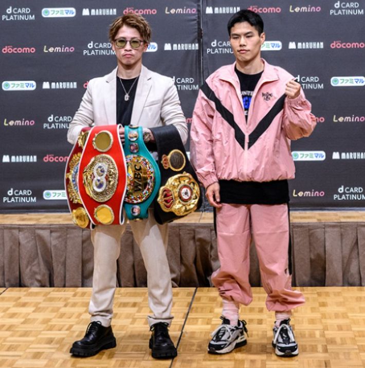 이노우에 나오야(사진 왼쪽)와 김예준이 지난 22일 열린 프로복싱 슈퍼밴텀급 통합타이틀매치 기자회견장에서 촬영을 하고 있다. 연합뉴스