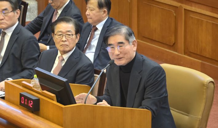 김용현 전 국방부 장관이 23일 서울 종로구 헌법재판소에서 열린 윤석열 대통령 탄핵심판 4차변론에 증인으로 출석해 답변하던 중 웃음 짓고 있다. 헌법재판소 제공