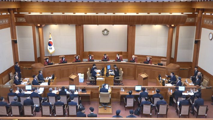 윤석열 대통령(오른쪽)이 지난 23일 서울 종로구 헌법재판소에서 열린 본인의 탄핵심판 4차변론에서 증인으로 출석한 김용현 전 국방부 장관(가운데)에게 직접 증인신문을 하는 모습. 연합뉴스