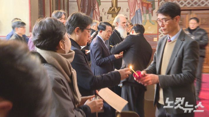 일치기도회 참석자들이 그리스도의 빛을 나누는 촛불예식을 통해 그리스도 안에 한 몸임을 고백하고 있다. 이정우 영상기자