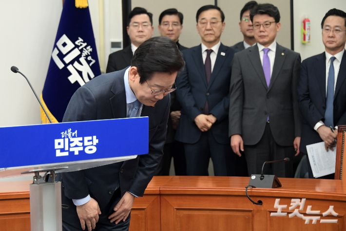 더불어민주당 이재명 대표가 23일 서울 여의도 국회에서 가진 신년 기자회견에서 인사를 하고 있다. 윤창원 기자