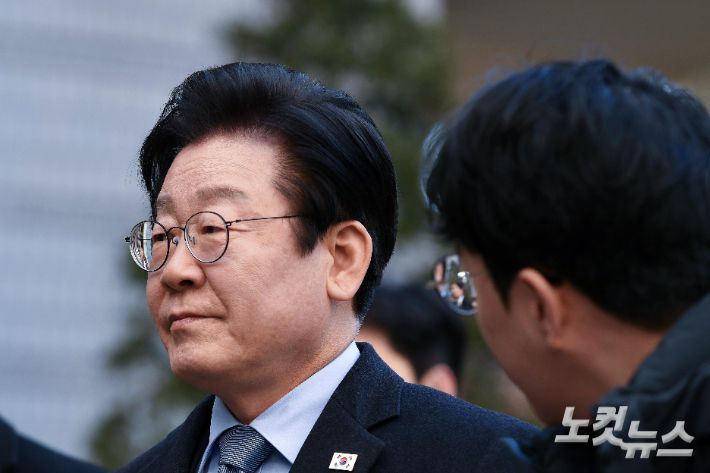 이재명 더불어민주당 대표가 23일 오후 서울 서초구 서초중앙로 서울고등법원에서 열린 공직선거법 위반 항소심 1회 공판에 출석하며 취재진의 질문공세를 받고 있다. 지난 대선 당시 대장동 개발 사업과 관련해 "김문기 전 성남도시개발공사 1처장을 모른다"고 허위 사실을 말한 혐의를 받는 이 대표는 1심에서 징역 1년에 집행유예 2년을 선고받았으며, 벌금 100만 원 이상의 형이 최종 확정되면 의원직을 잃고 향후 10년간 피선거권을 상실해 차기 대선 출마도 할 수 없게 된다. 또 민주당은 대선 보조금 434억 원을 반납해야 한다. 박종민 기자