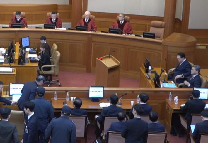 인사 주고받는 윤석열 대통령-김용현 전 장관     (서울=연합뉴스) 윤석열 대통령과 김용현 전 국방부 장관이 23일 오후 서울 종로구 헌법재판소에서 열린 윤 대통령의 탄핵심판 4차 변론기일에서 김 전 장관의 증인신문이 끝난 뒤 서로 목례하고 있다. 2025.1.23 [헌법재판소 제공. 재판매 및 DB 금지]     photo@yna.co.kr (끝)   <저작권자(c) 연합뉴스, 무단 전재-재배포, AI 학습 및 활용 금지> 연합뉴스