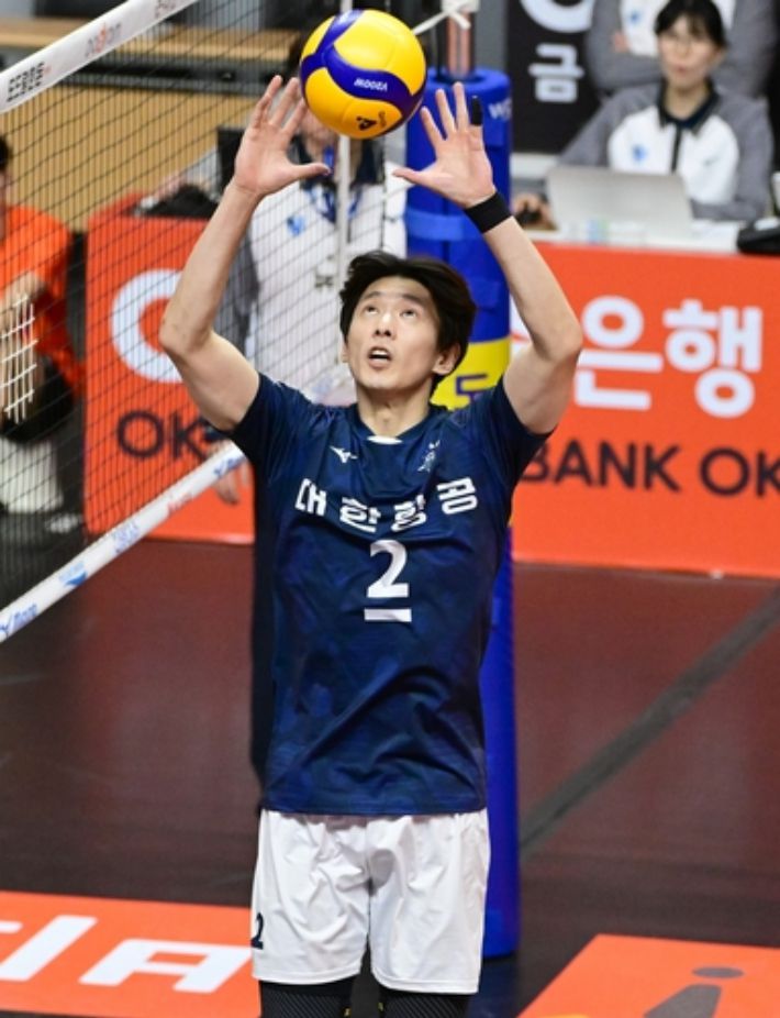 대한항공 세터 한선수가 25일 안산 상록체육관에서 열린 프로배구 남자부 OK저축은행과 방문 경기에서 토스하고 있다. KOVO