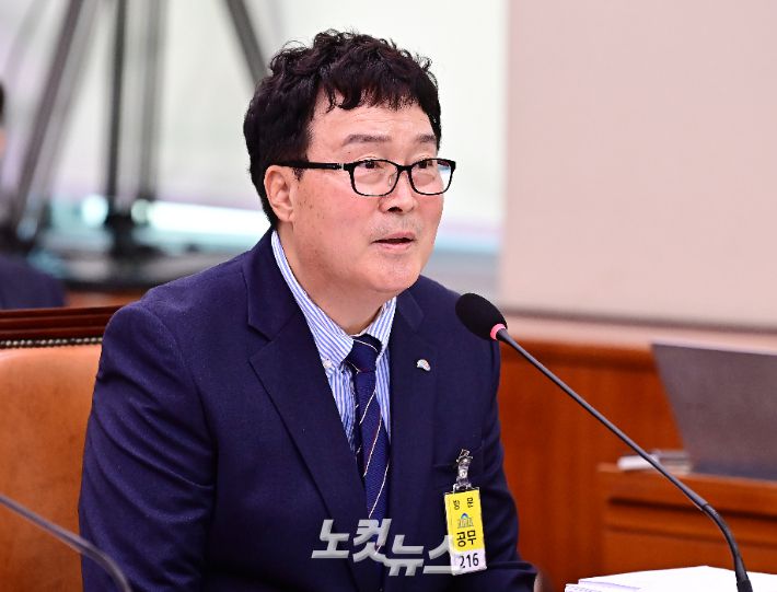 대한배드민턴협회장 선거가 규정에 맞지 않게 진행된 데 대해 무효 소송을 제기하겠다는 의사를 밝힌 김택규 회장. 윤창원 기자