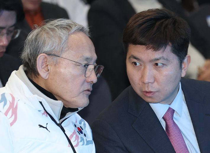 유인촌 문화체육관광부 장관(왼쪽)이 24일 오후 서울 송파구 올림픽파크텔에서 열린 2025 하얼빈동계아시안게임 대한민국 선수단 결단식에서 유승민 대한체육회 회장 당선인과 대화를 나누고 있다. 연합뉴스