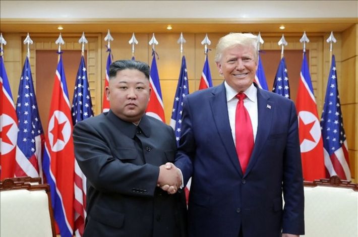 역사적 첫 북미정상회담이 열린 2018년 6월 12일(현지시간) 싱가포르 센토사 섬 카펠라호텔에서 미국 도널드 트럼프 대통령(오른쪽)과 북한 김정은 국무위원장이 공동합의문에 서명한 뒤 악수하고 있다. 연합뉴스