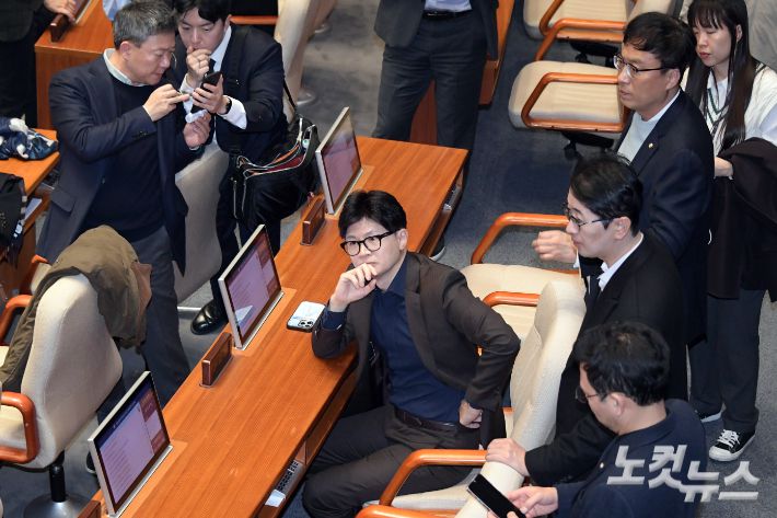 윤석열 대통령이 비상계엄을 선포한 가운데 4일 서울 여의도 국회 본회의장에 국민의힘 한동훈 대표가 의원들과 함께 있다. 윤창원 기자