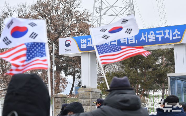 서울구치소에 수감된 윤석열 대통령의 일반 접견이 가능해진 31일 오전 경기도 의왕시 서울구치소 앞에서 지지자들이 구호를 외치고 있다. 류영주 기자
