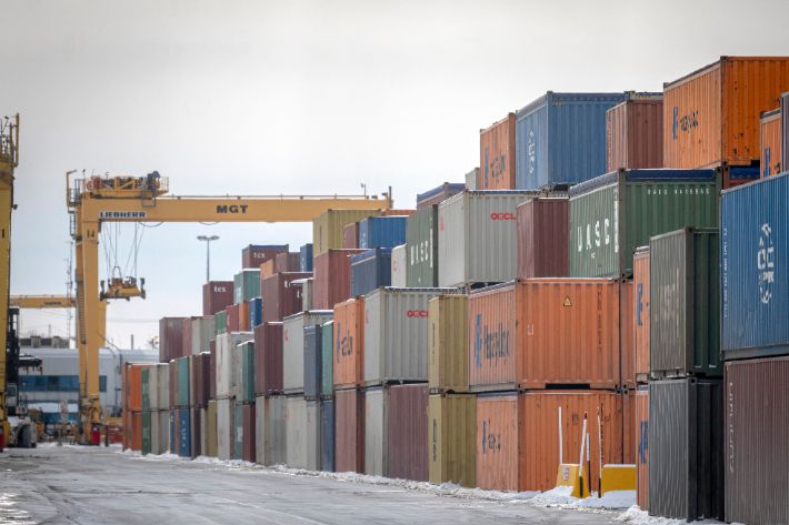 2일 캐나다 몬트리올의 몬트리올 항구 쌓여있는 선적 컨테이너들. 연합뉴스